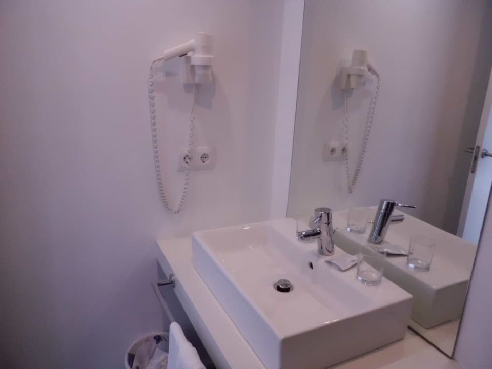 Modernes Badezimmer Iberostar Waves Bahia de Palma