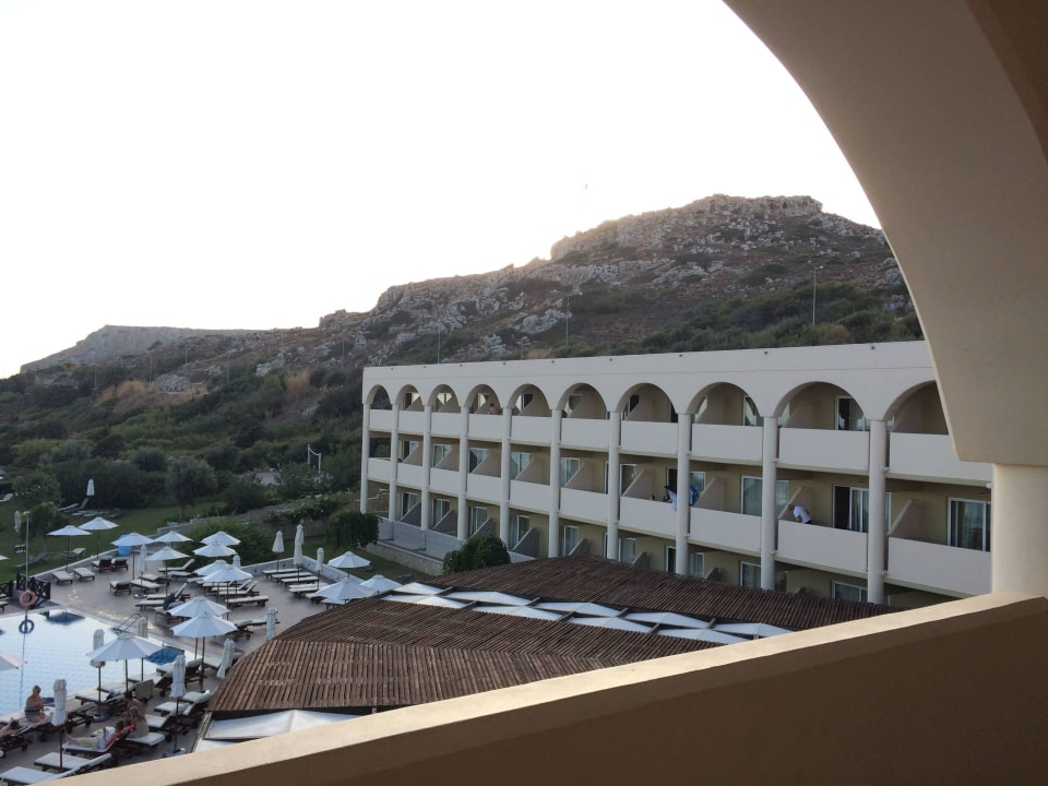 Ausblick auf die Berge im Umkreis. Hotel Kalithea Horizon Royal