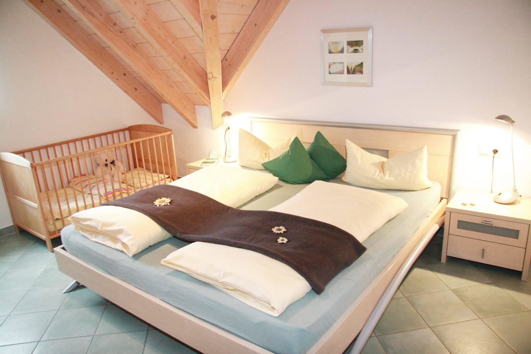 FeWo 7 Schlafzimmer mit Doppelbett und Kinderbett Ferienwohnungen Holder