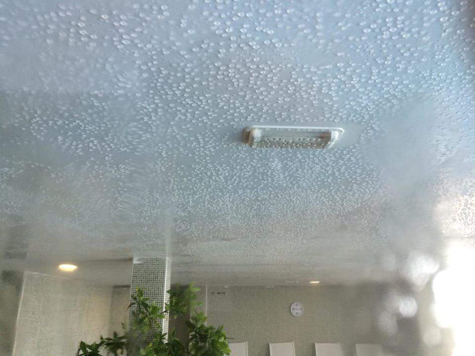 Jakuzzi Raum Decke nass  SBH Club Paraiso Playa