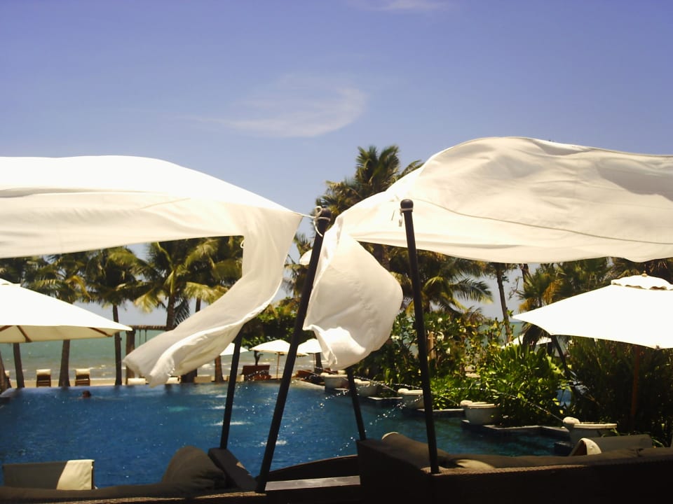 Blick über den Pool zum Meer Mövenpick Asara Resort & Spa Hua Hin