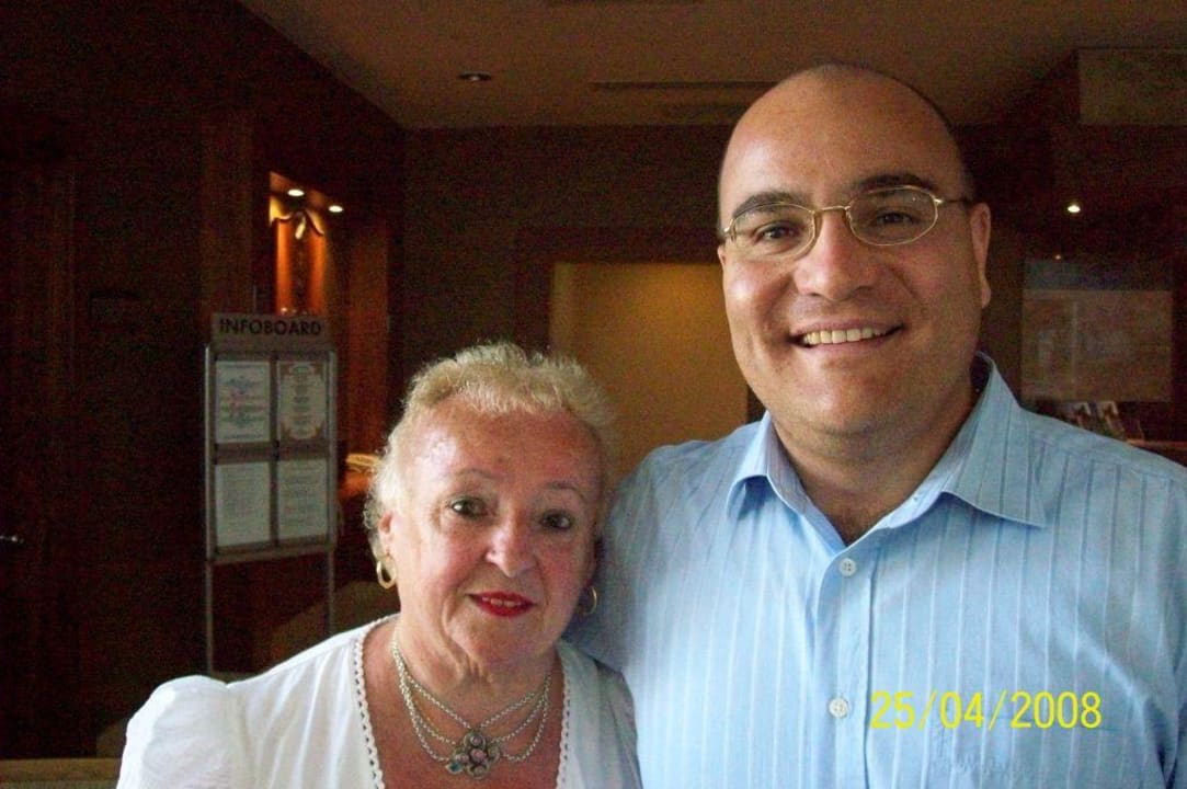 Der Hotelmanager mit einem Gast Sherwood Exclusive Lara