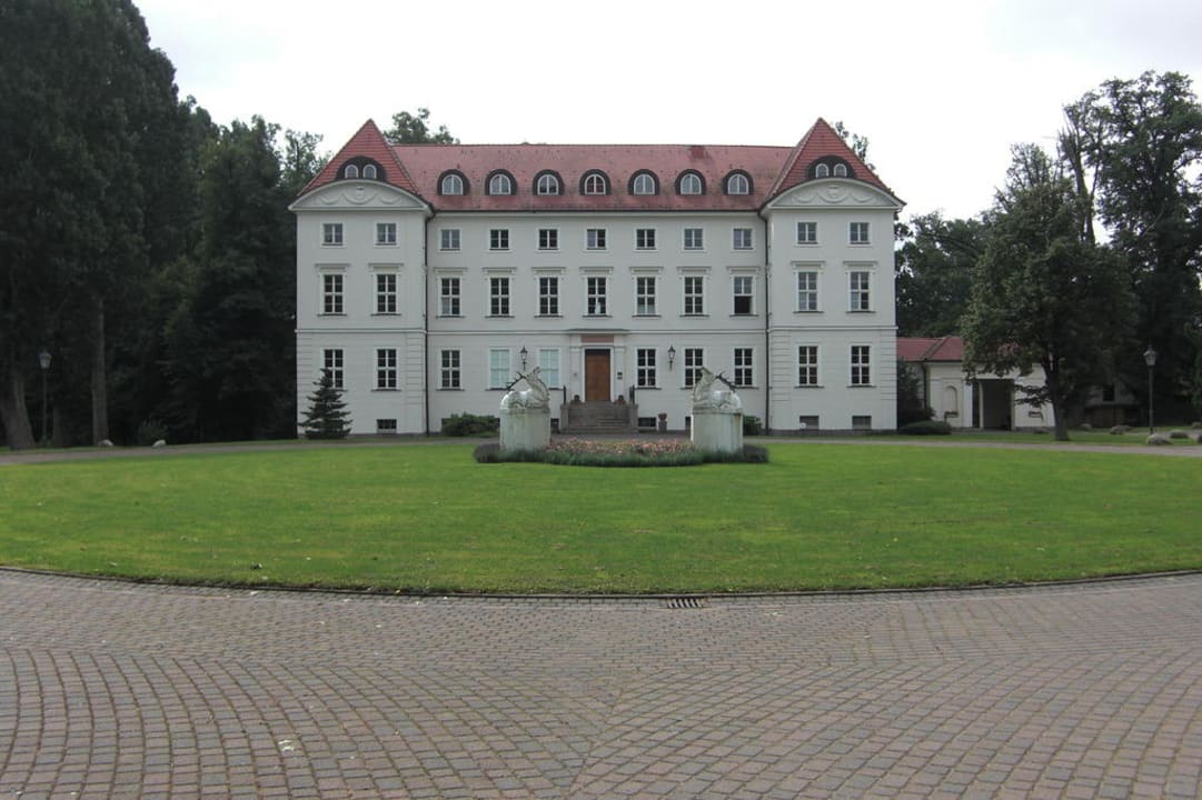 Zufahrt Hotel Schloß Wedendorf