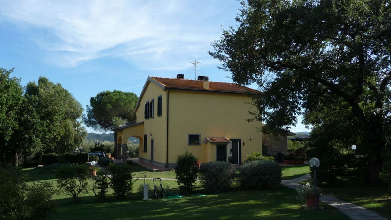 Haupthaus Rückansicht mit Garten Agriturismo Poggio Sassineri