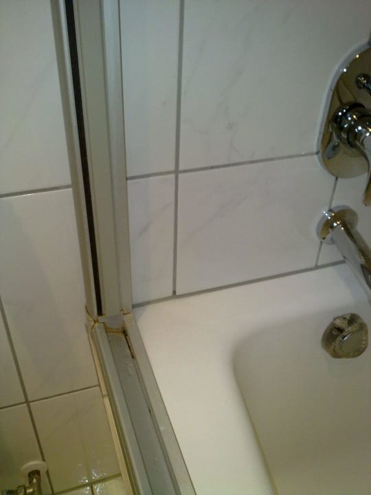 Neu gefliest aber die Wann und Duschwand vergessen Hotel Klostergut Jakobsberg