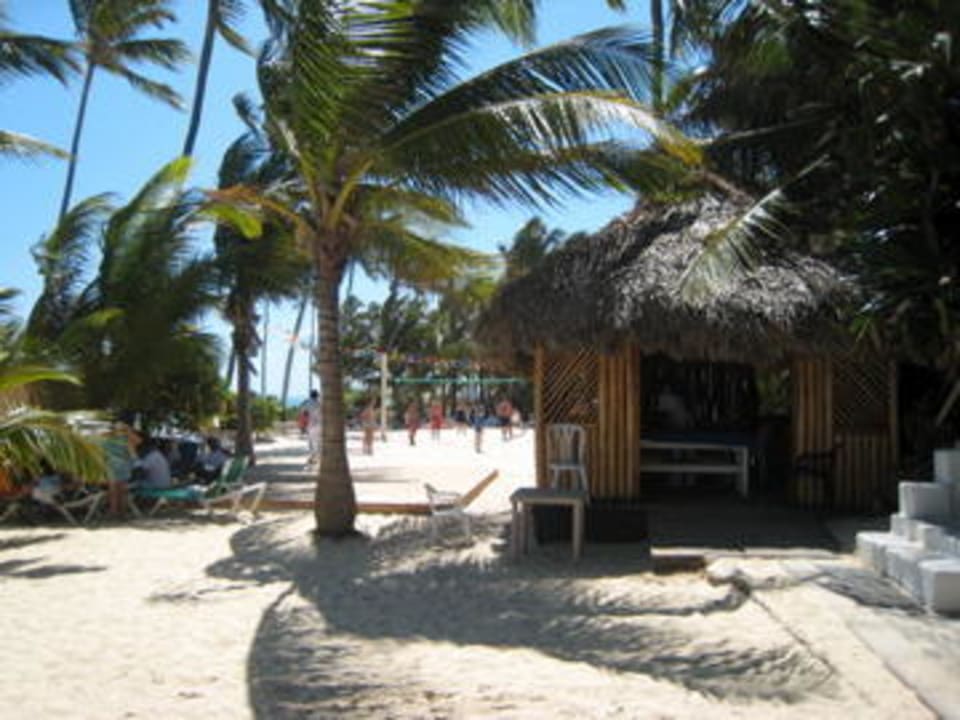Massagehäuschen und Volleyballfeld des Hotels Hotel Riu Palace Bavaro