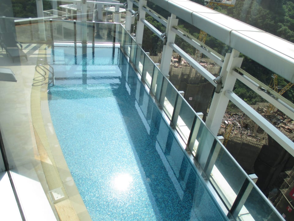 Pool auf dem 39. Stock L'Hotel Causeway Bay Harbour View