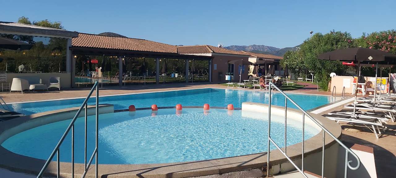 Pool Club Hotel Li Suari