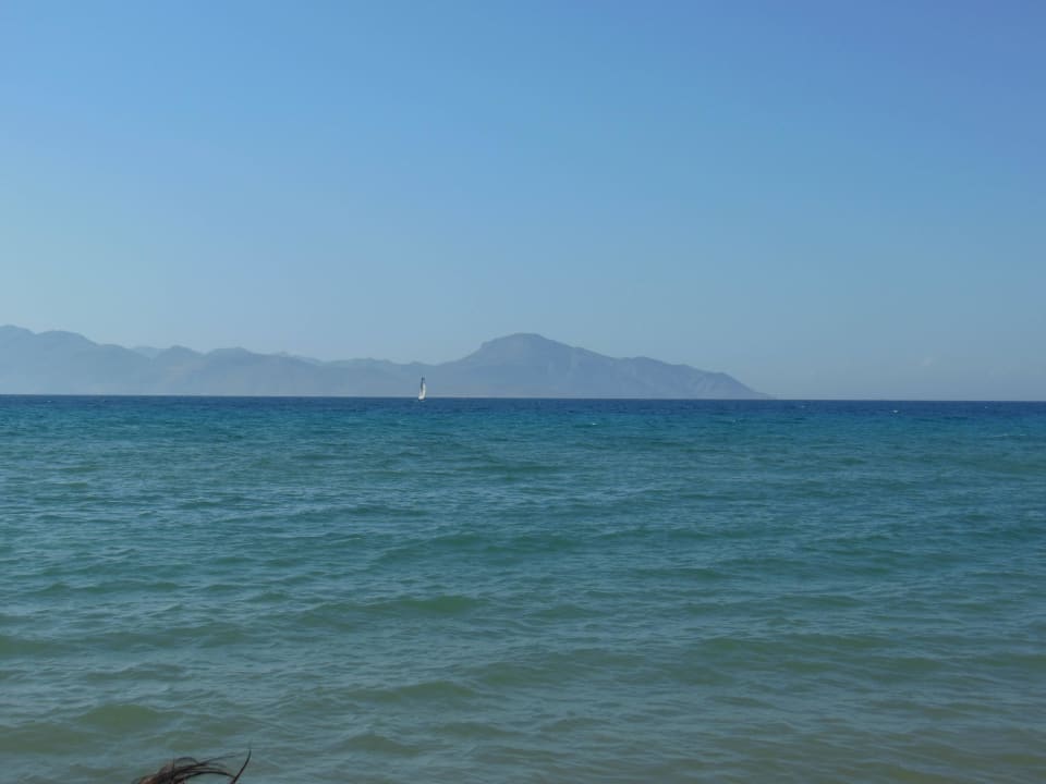 Blick vom Strand zur Nachbarinsel Atlantica Marmari Palace