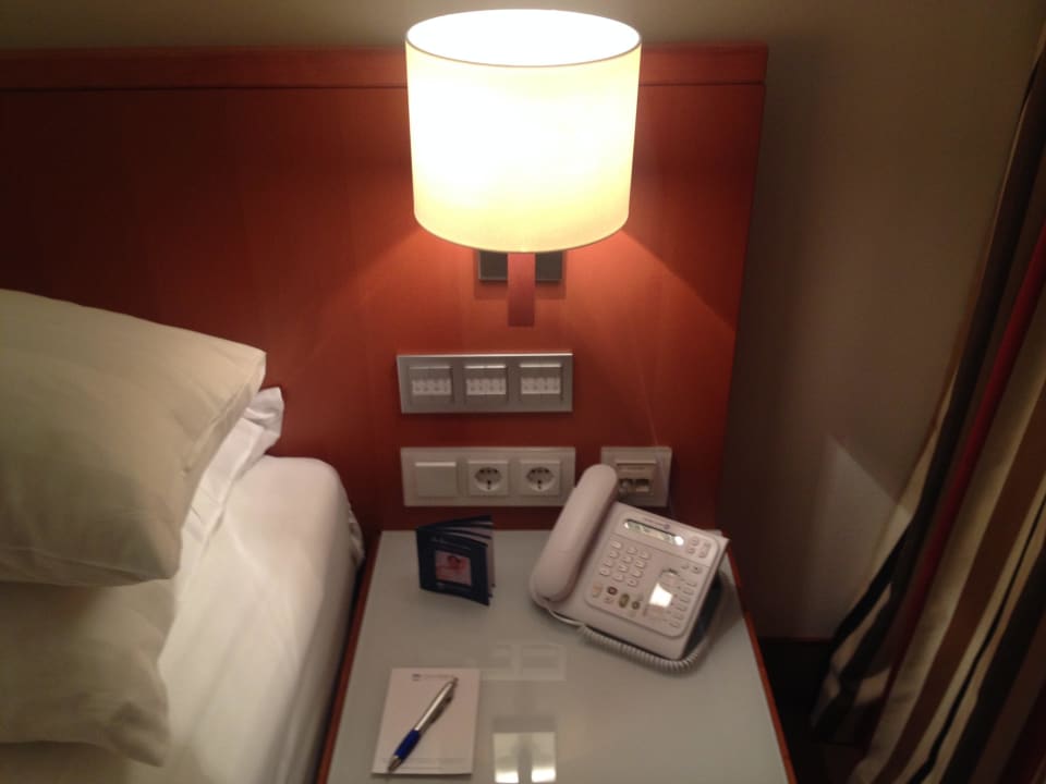 Alles am Bett schaltbar ATLANTIC Hotel Wilhelmshaven