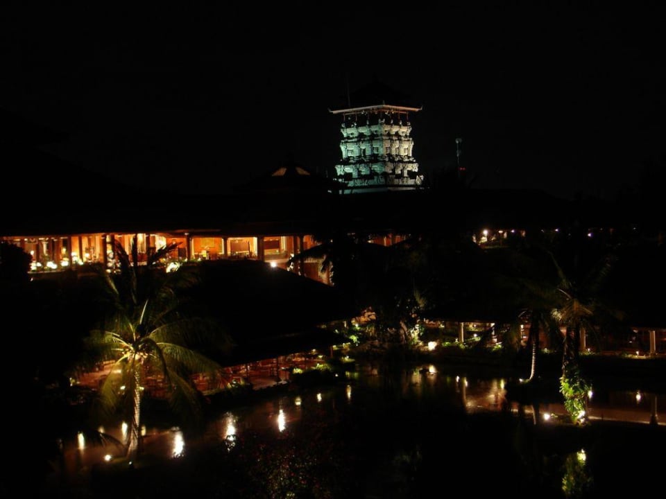 Blick auf die Innenseite des Hotels bei Nacht Ayodya Resort Bali