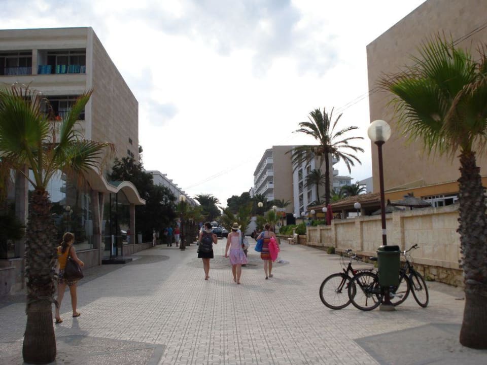 Blick vom Strand aufs Hotel rechts vorne Caprice Janeiro Hotel & Spa