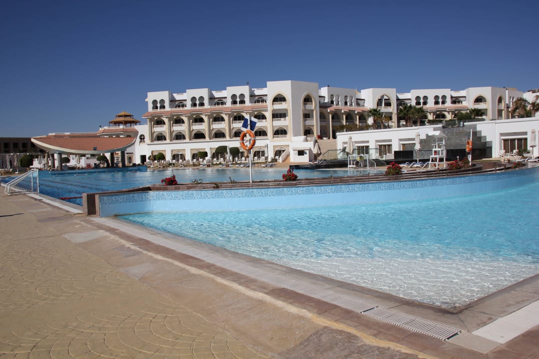 Der große Pool mit Blick auf das Hotel Old Palace Resort Sahl Hasheesh