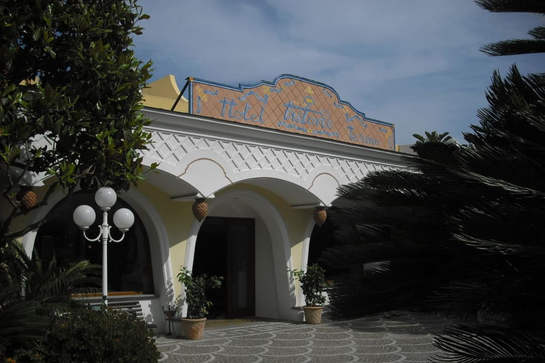 Über eine gepflegte Zufahrt zum Eingangsbereich Hotel Tritone Terme & Spa