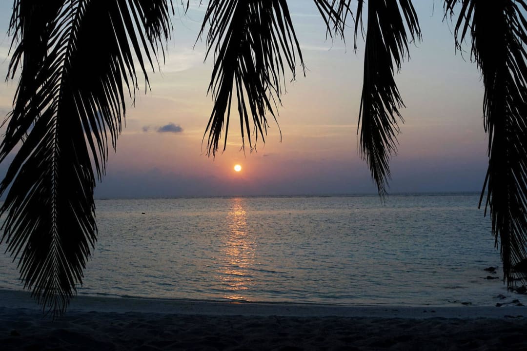Blick von der Terrasse auf die untergehende Sonne Summer Island Maldives