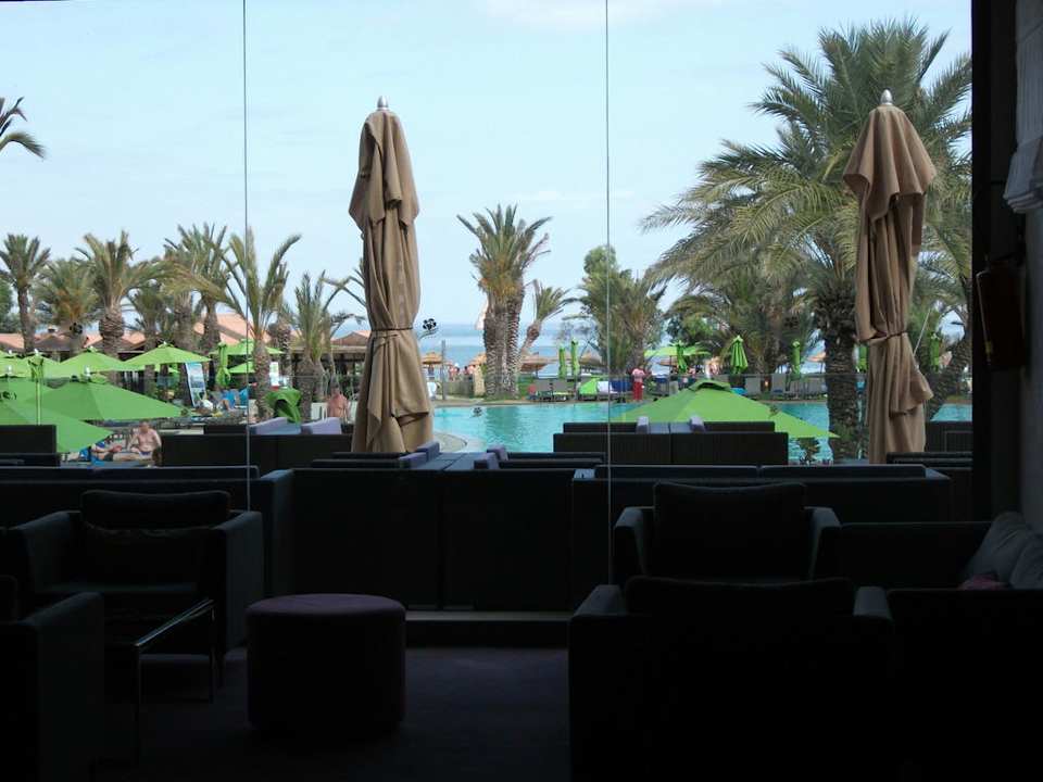 Blick vom Eingangsbereich zum Pool Hotel Rosa Beach