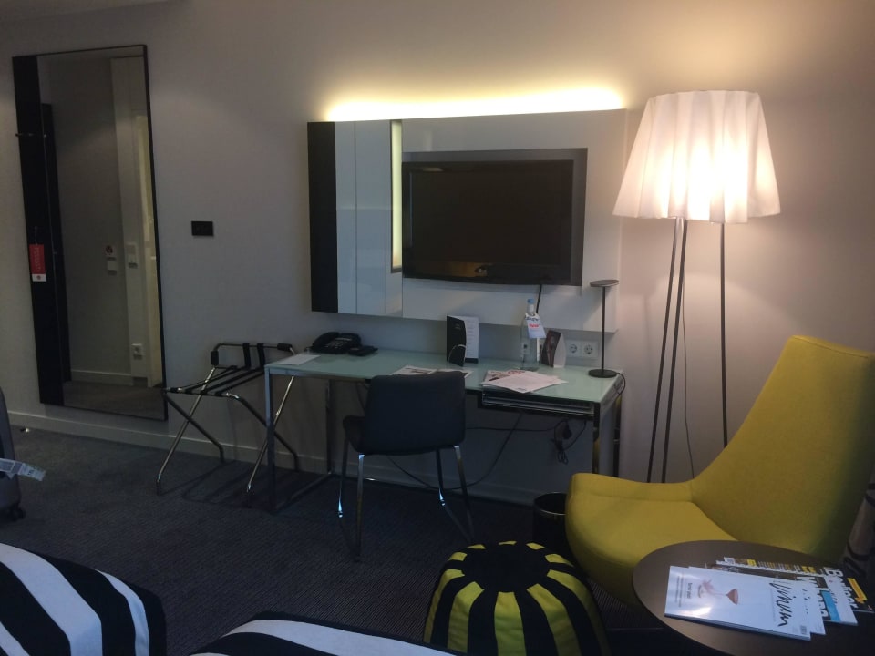 Schreibtisch und TV Vienna House by Wyndham Andel's Berlin