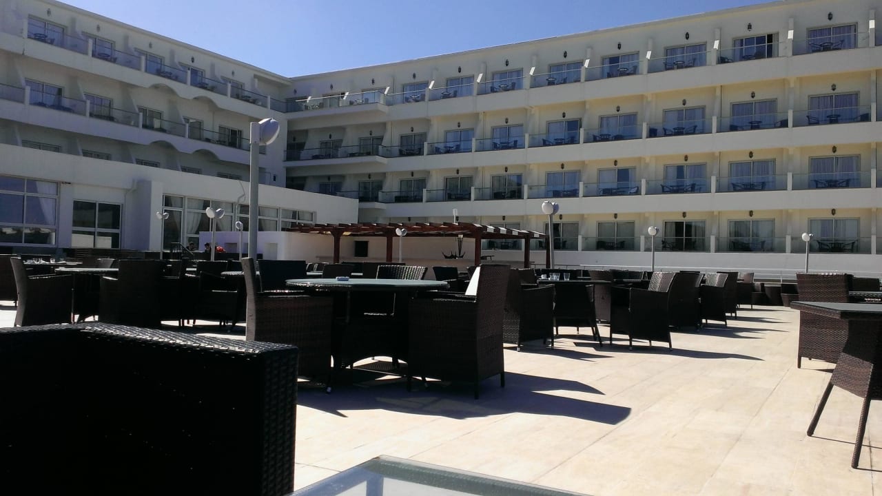 Die Terrasse lädt zum gemütlichen Verweilen ein Acapulco Beach Club & Resort