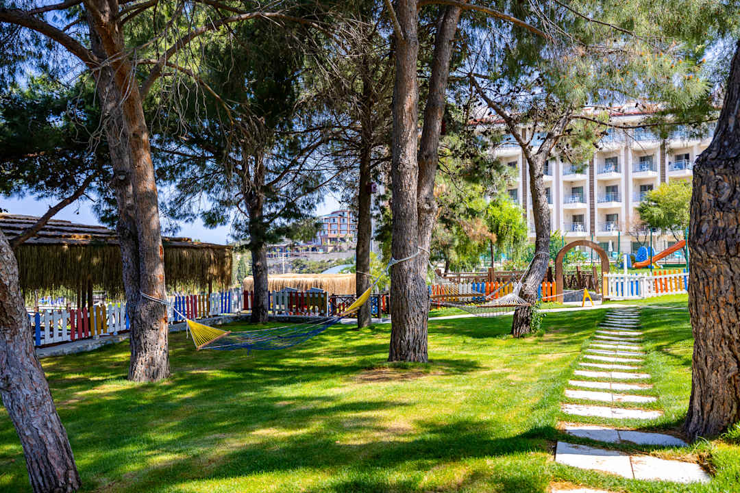 Gartenanlage Ramada Resort Kusadasi & Golf