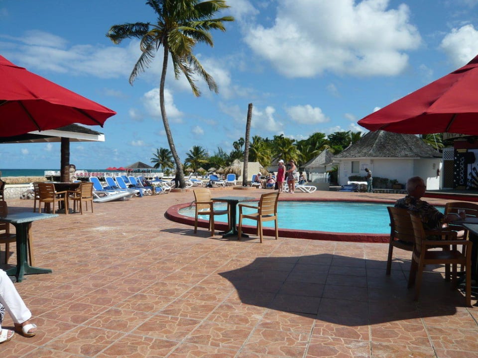 Pool bei Sonnenschein Grand Muthu Club Caribbean Runaway Bay