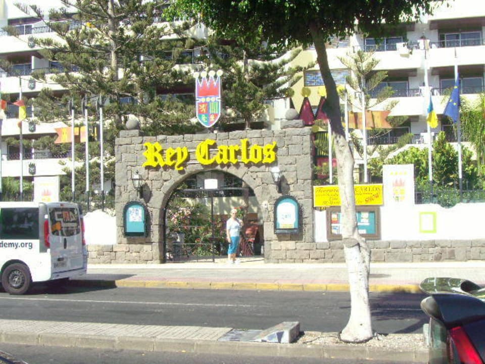 Hoteleingang von der Straße aus Hotel Rey Carlos