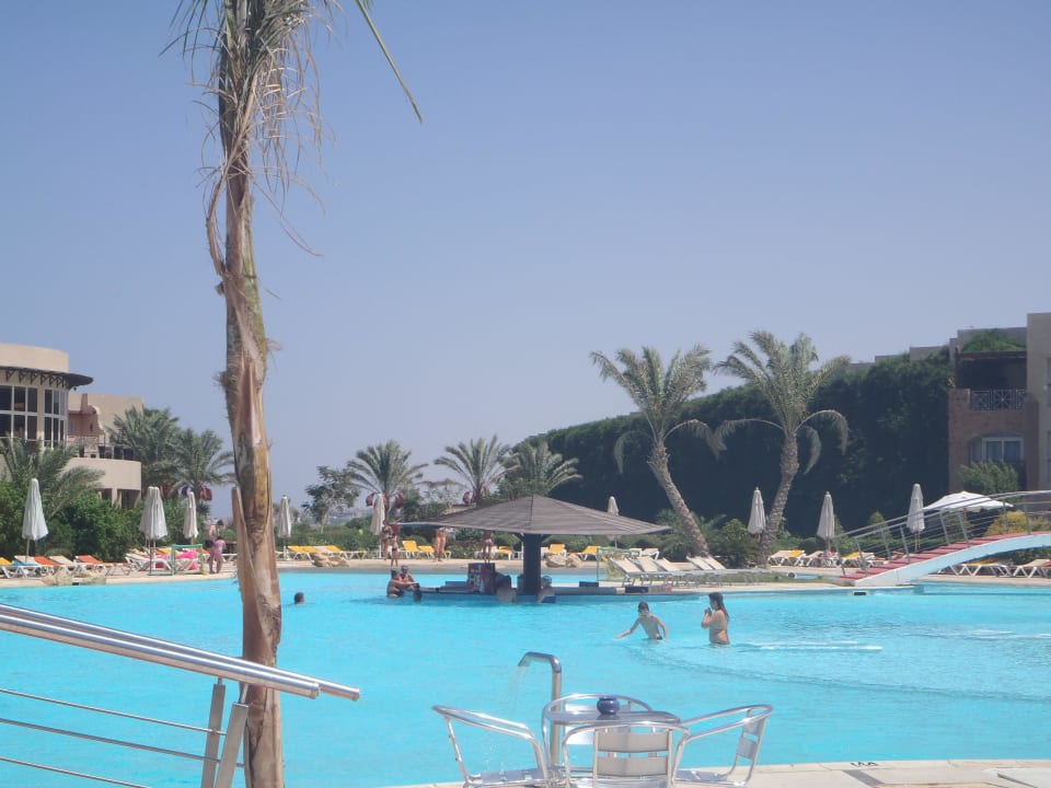 View of swimmingpool, in the pool is bar and chair Prima Life Makadi Resort