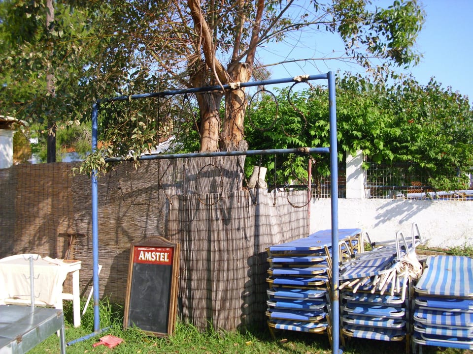 Reste vom Feuerwerk Albatros Alkionis Hotel Albatros