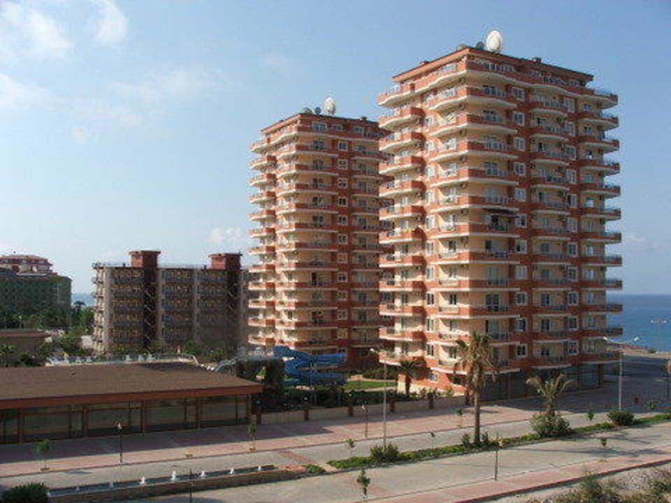 Widok z pokoju na apartamentowiec Hotel Ares