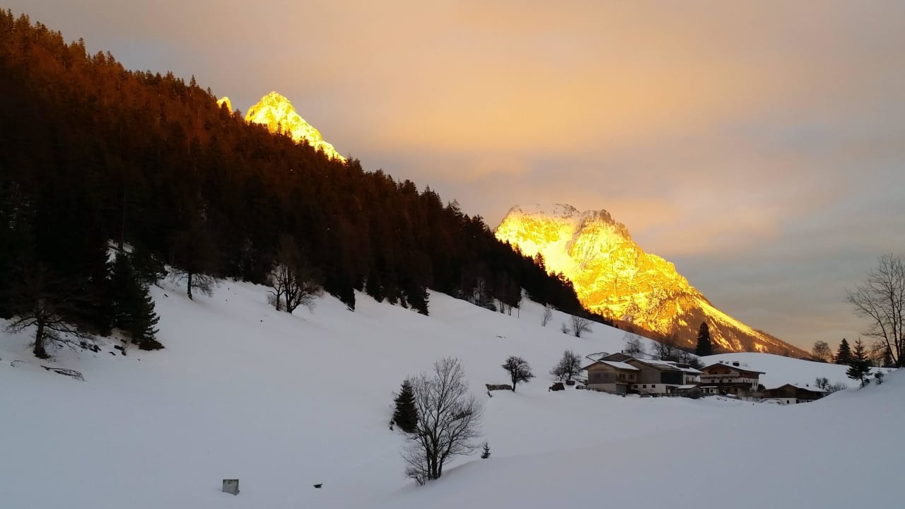 Der Hagenhof mit dem Kaiser im Hintergrund  Pension-Biobauernhof Hagenhof