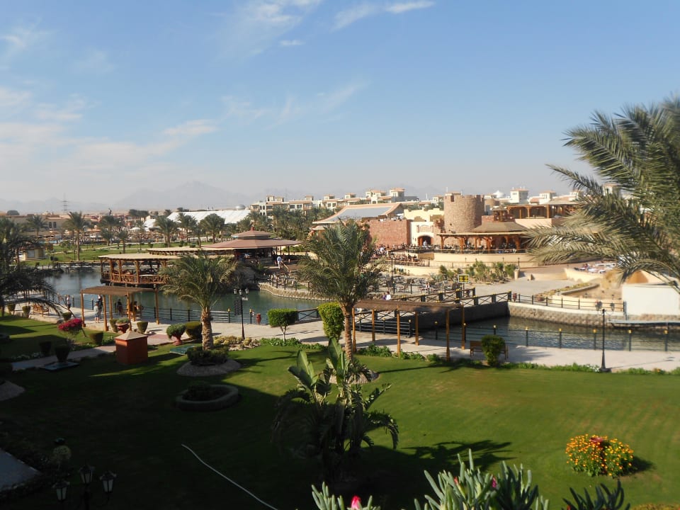 Gartenanlage mit Restaurant Castello  Pickalbatros Dana Beach Resort - Hurghada