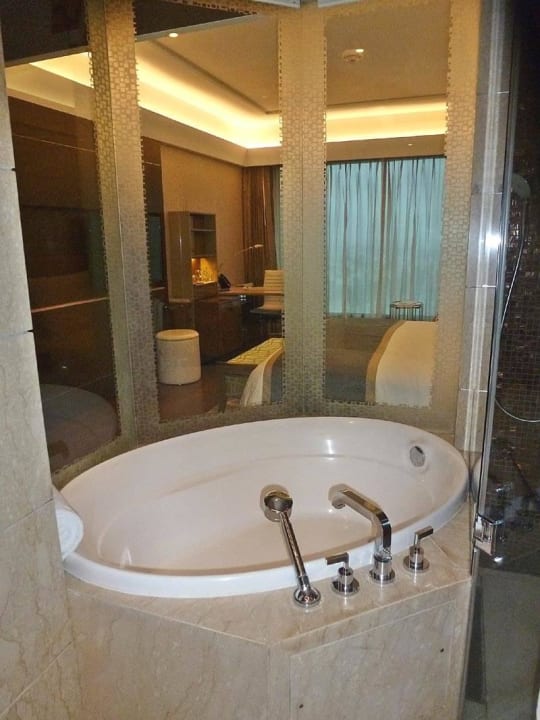 Bad im Executive Club-Zimmer The Leela Ambience Convention Hotel Delhi