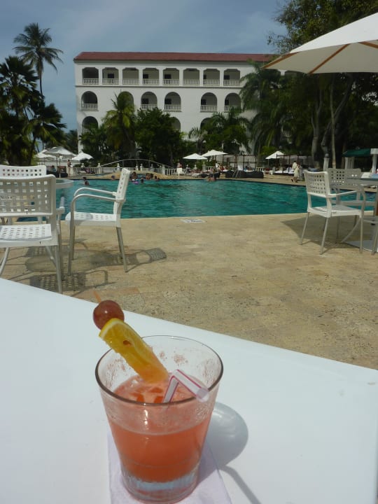 Pool aus der Sicht des Poolrestaurants Hotel Caribe by Faranda