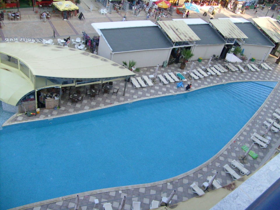Der große Pool Hotel Glarus Beach