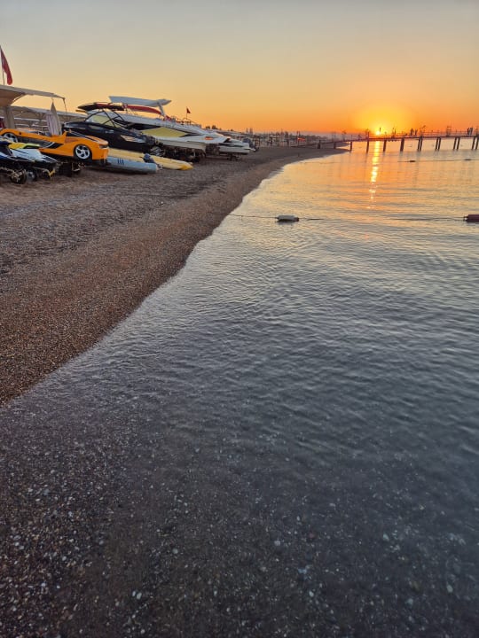 Strand Saturn Palace Resort Hotel