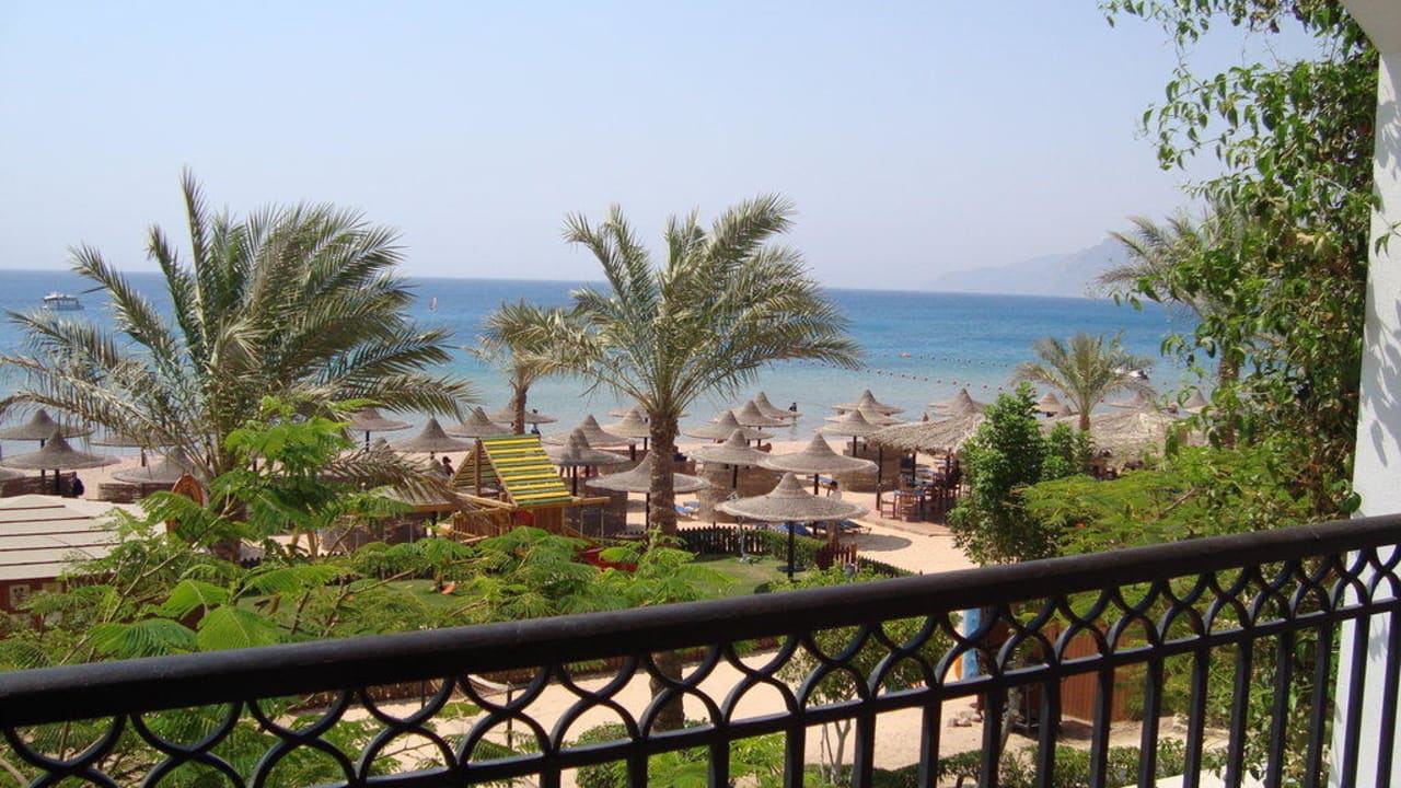 Blick vom Balkon auf den Strand JAZ Dahabeya