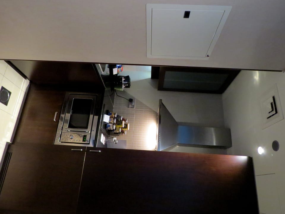 Kleine Küche mit Wasserkocher und Mikrowelle Rose Rayhaan by Rotana