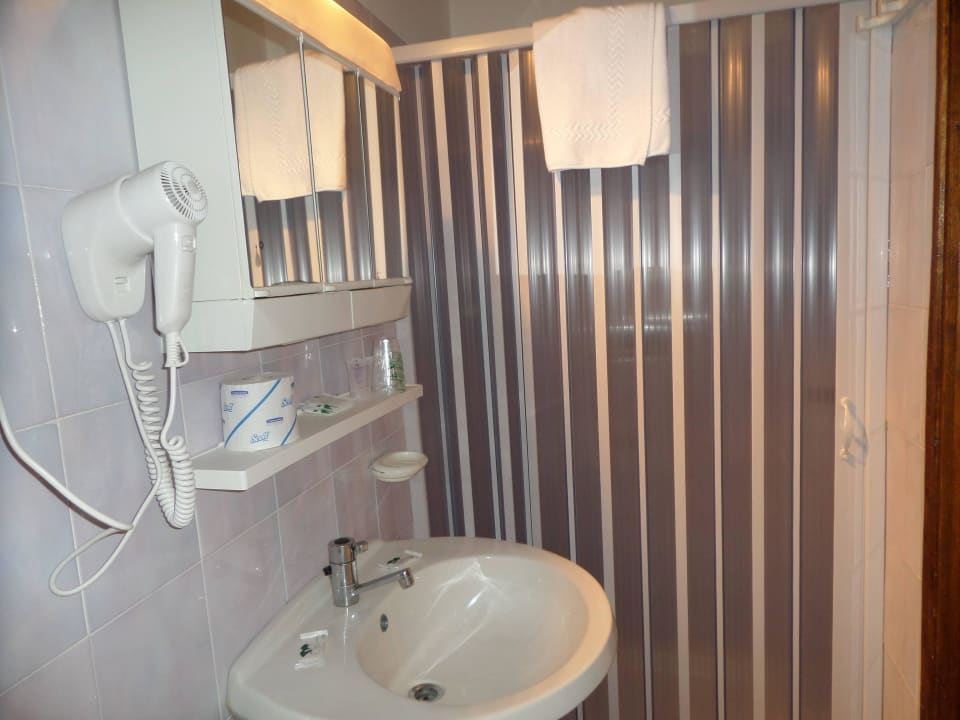 Dusche mit Waschbecken Hotel Esperia