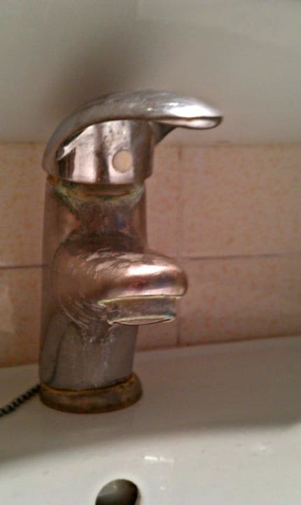 Wasserhahn im Badezimmer allsun Hotel Lux de Mar