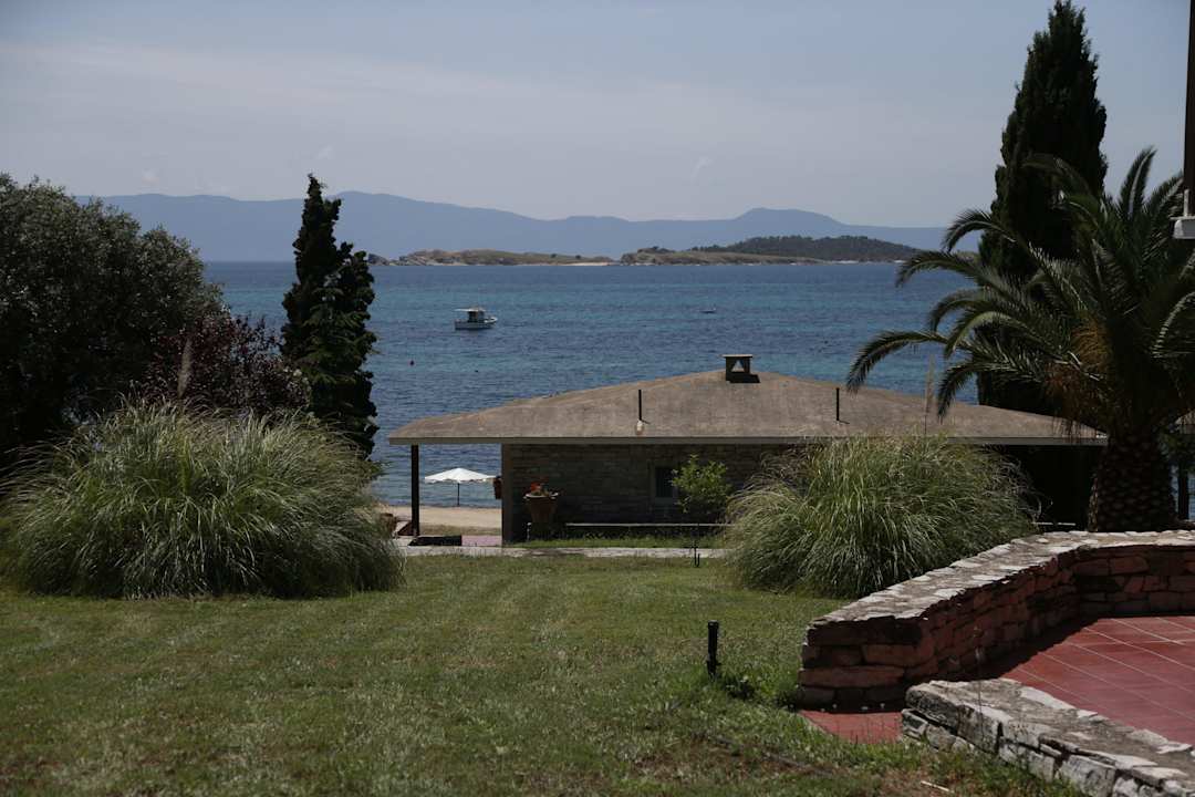 GARDEN AND BUNGALLOWS Xenia Ouranoupolis