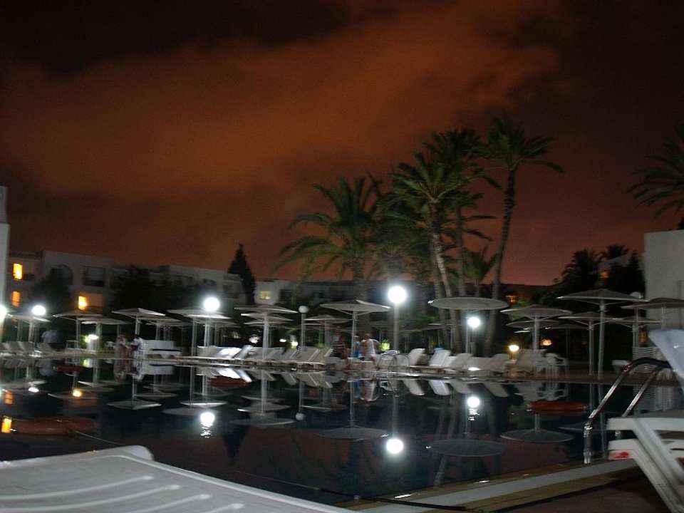 Poolanlage bei Nacht El Mouradi Club Kantaoui