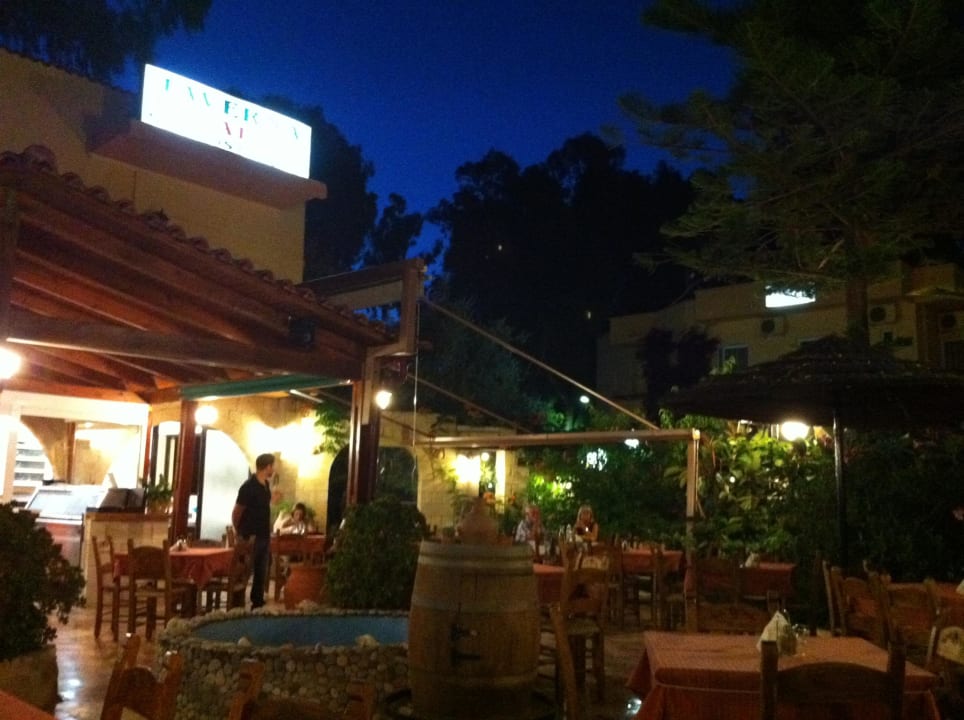 Terrasse abends Hotel Paradise