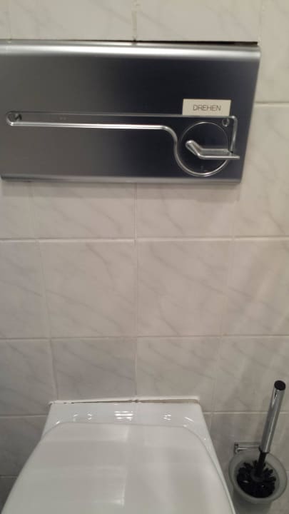 Wann das WC wohl abfällt? Villa am Südpark Hotel & Café
