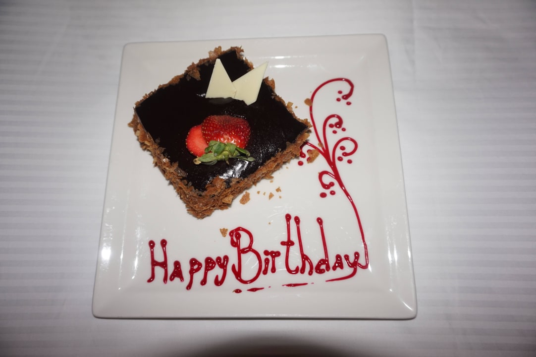 Geburtstagskuchen - stand am Abend im Zimmer DoubleTree by Hilton Resort & Spa Marjan Island