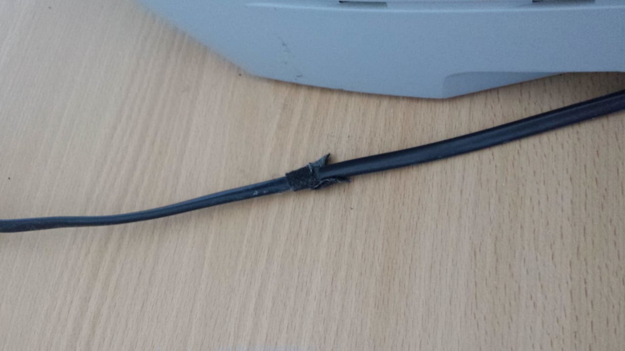 Geflickte Kabel mit Klebeband umwickelt Ekaterini Hotel