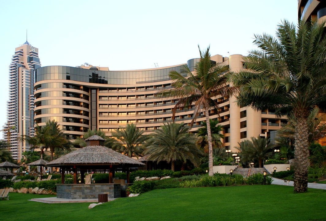 Garten mit Blick auf das Hotel Le Royal Méridien Beach Resort & Spa Dubai