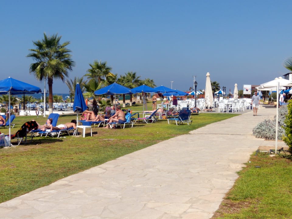 Liegeflächen und Weg zum Hafen Kefalos Beach Holiday Village