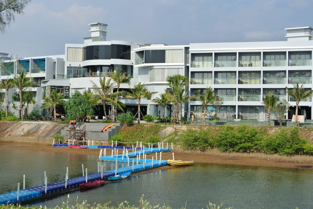 Blick vom Strand zum Hotel Away Phuket Le Coral