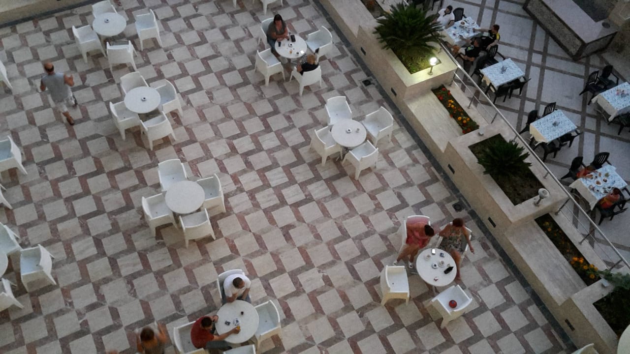 "Blick aus dem Balkon nach unten" Hotel Holiday Garden Resort