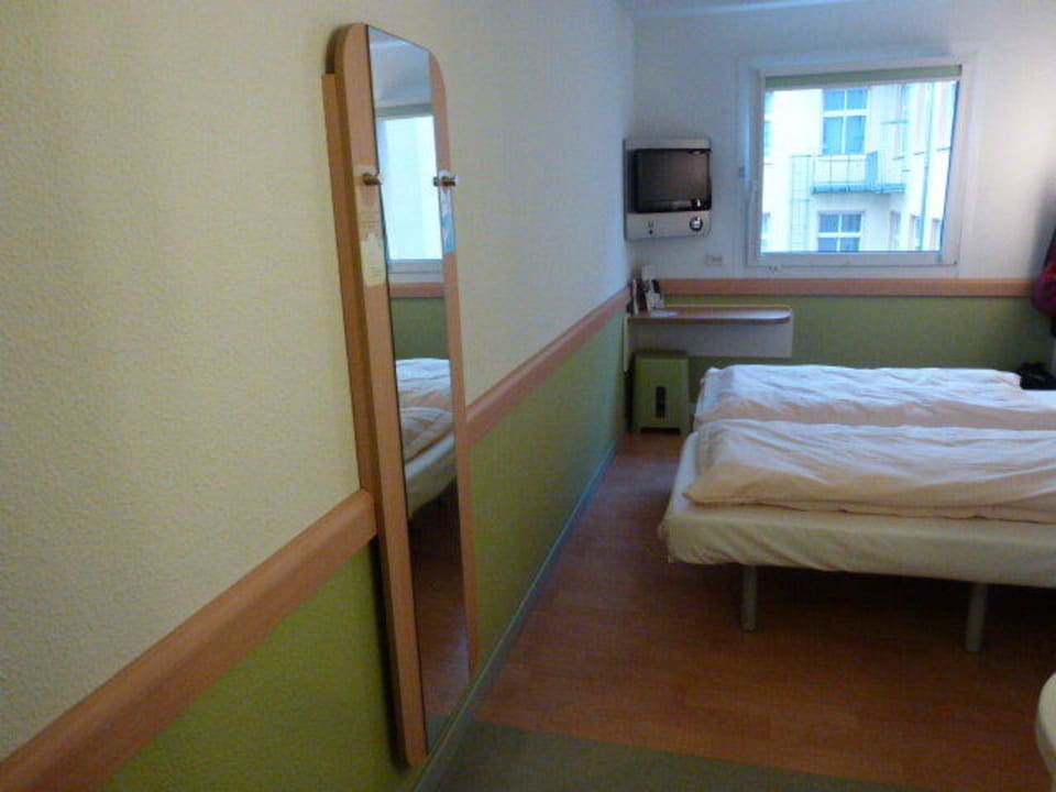 Zimmer mit Spiegel ibis budget Berlin City Potsdamer Platz