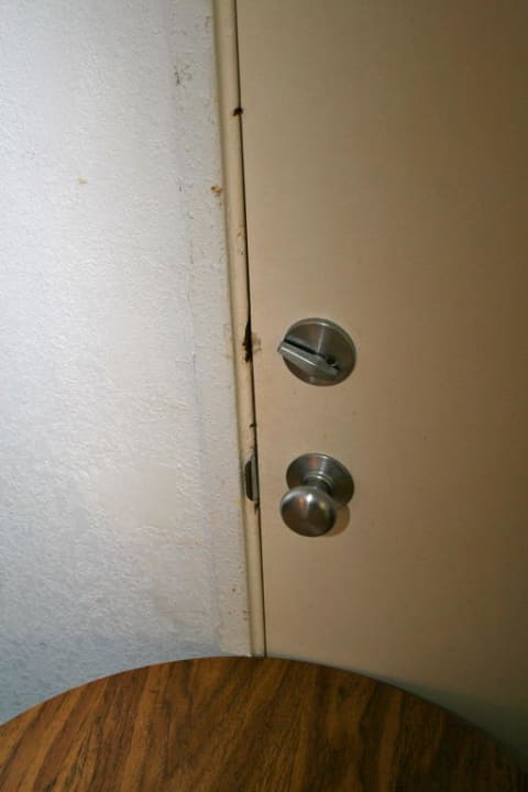 Tür nicht verschlossen zum Nachbarraum Hotel Golden Nugget Beach Club